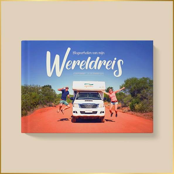 Voorkant van fotoboek met rode weg en camper met 2 springende mensen in Australië