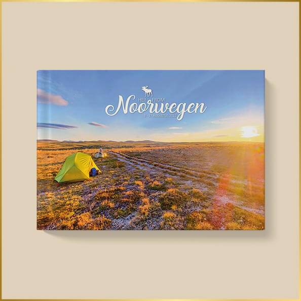 Omslag van fotoboek met kleine tent in de natuur in Noorwegen